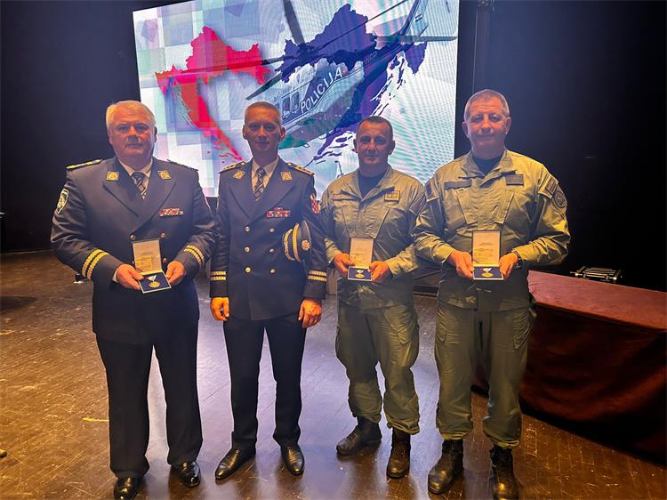 Slika /Dan%20policije/GG%20i%20NK%20medalja.jpg