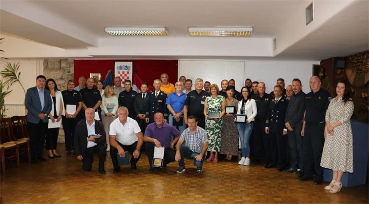 Slika /Dan%20policije/Pohvale%20-2023.jpg