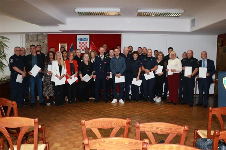 Slika /vijesti/2025/Dan%20policije%202025-pohvale09.jpg