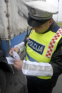 Slika Ilustr/policajac_pise_kaznu_uspravna.jpg