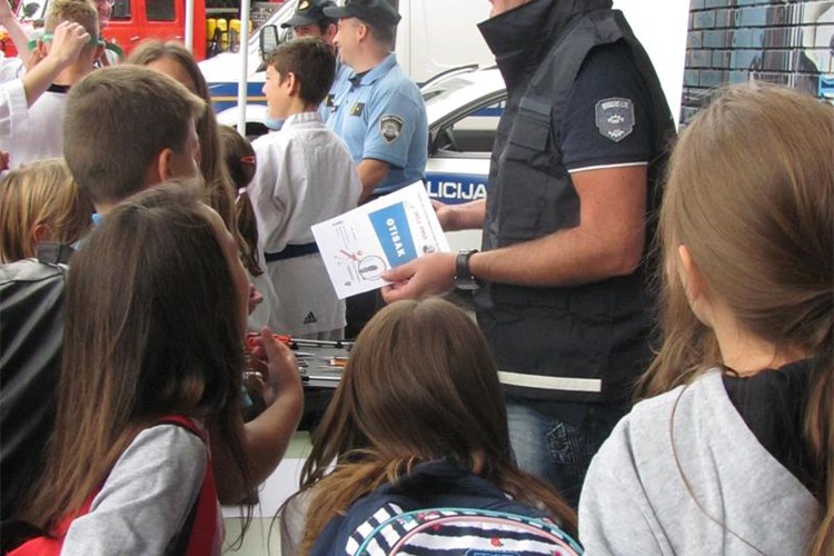 Slika Prevencija/2016/SMV-POLICIJA-MALA-.JPG